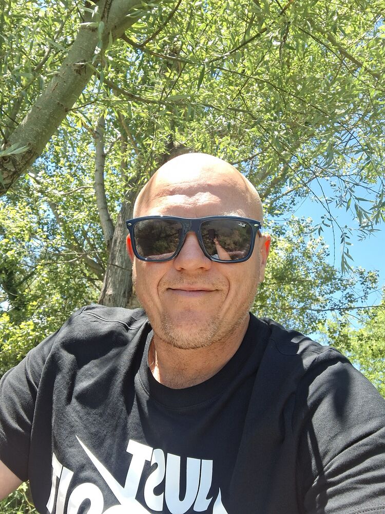  52205204  Vitali, 46 ,    