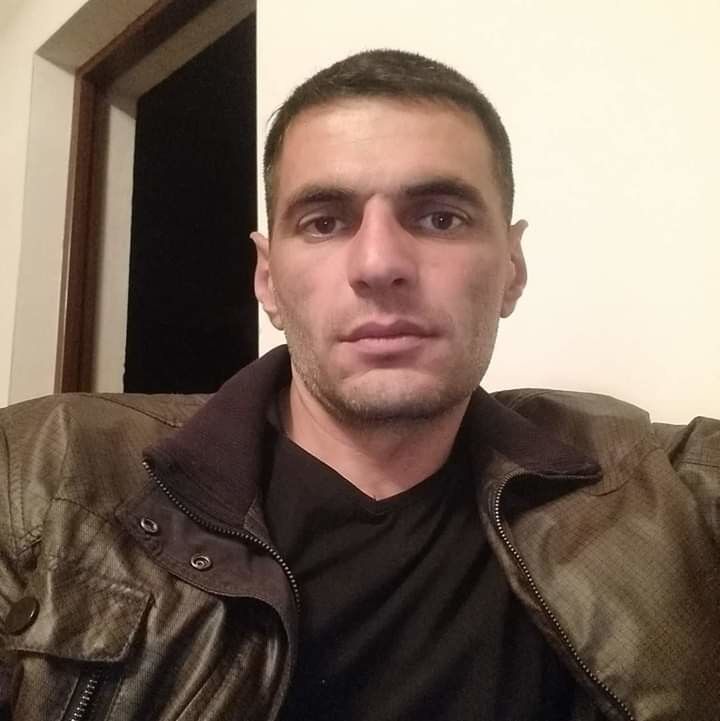  18555844  Artur, 43 ,    