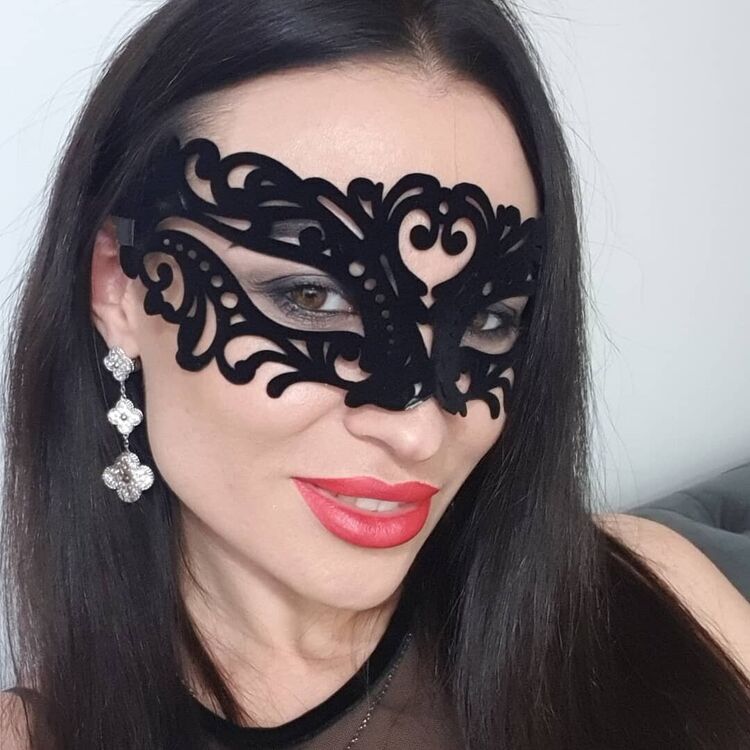  21111674  Kristina, 40 ,    