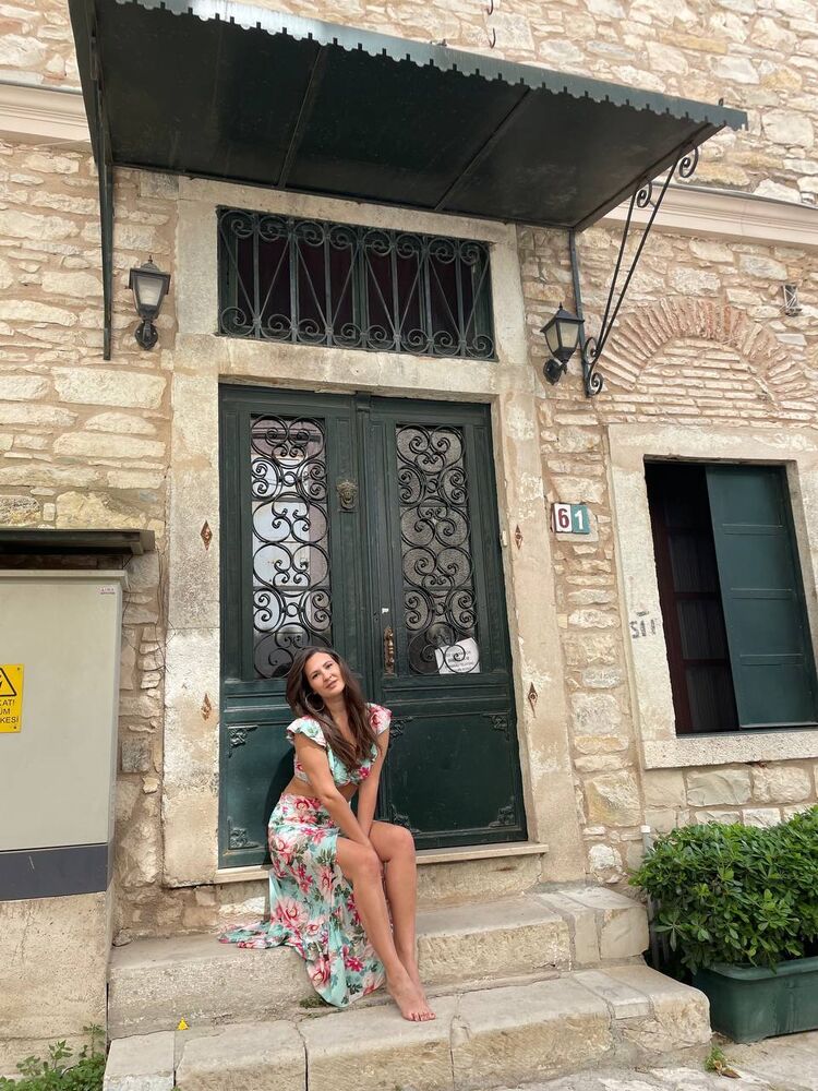  ,   Elena, 27 ,   