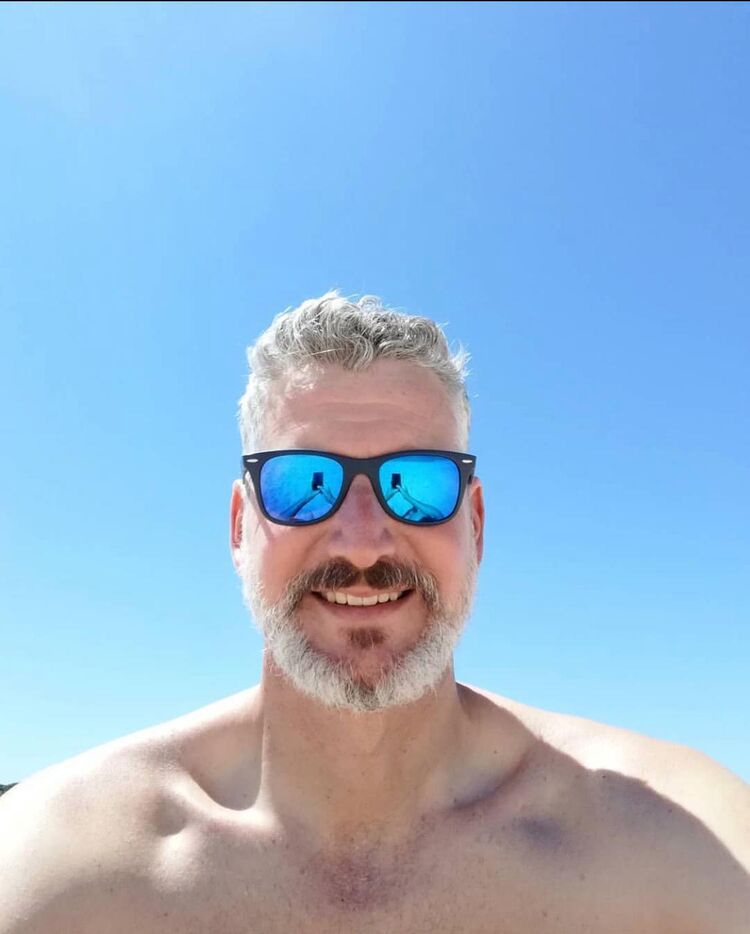  44283154  Brian, 54 ,    