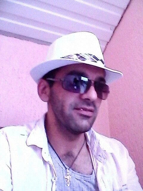  16729534  Artur, 46 ,    