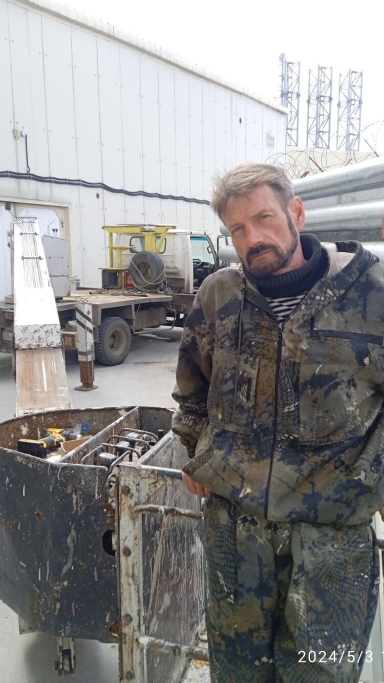  46131934  Konstantin, 55 ,    