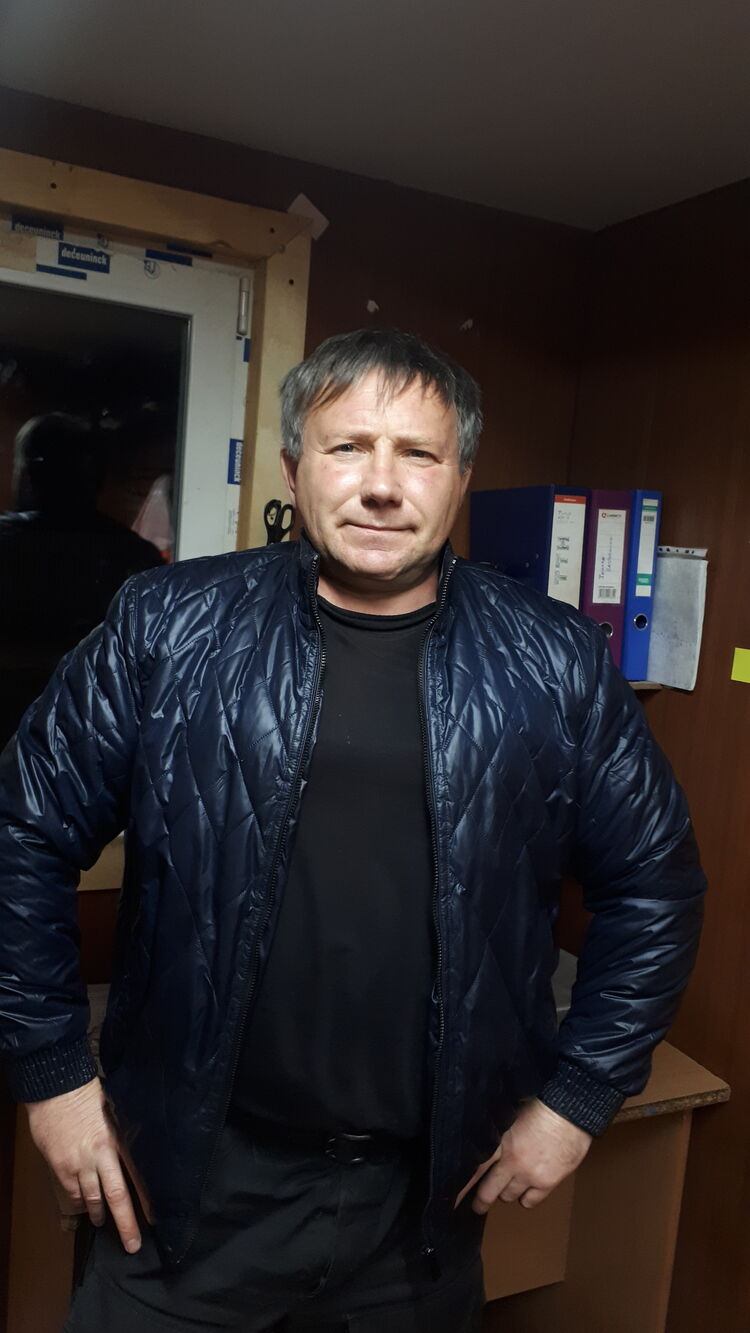  28845534  Viktor, 53 ,    