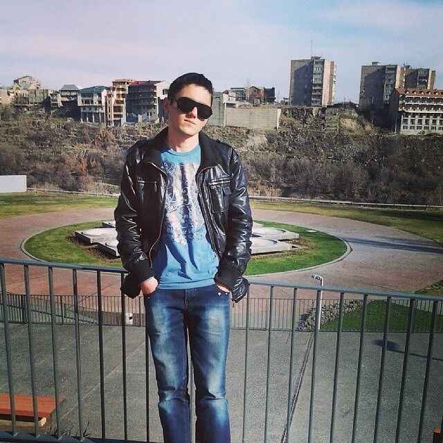  ,   Artur, 32 ,   