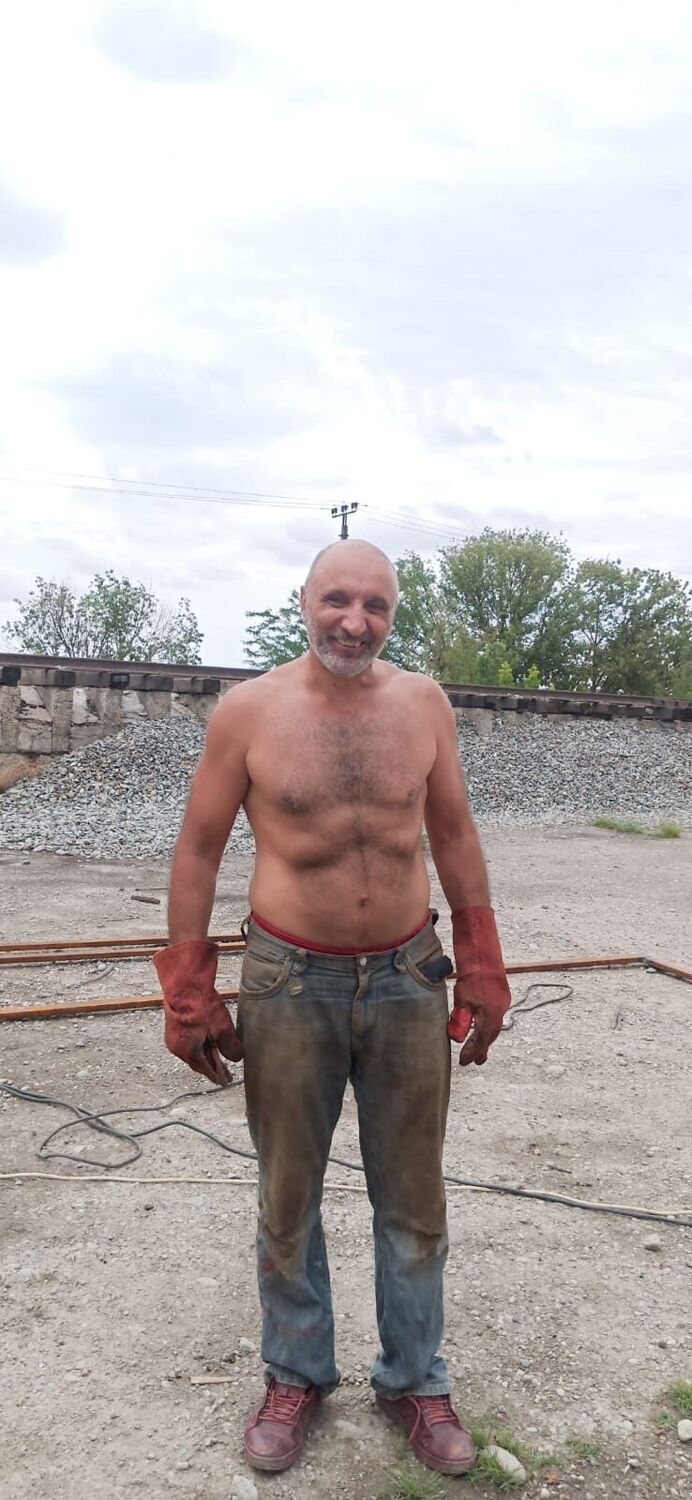  30488224  Serj, 57 ,    