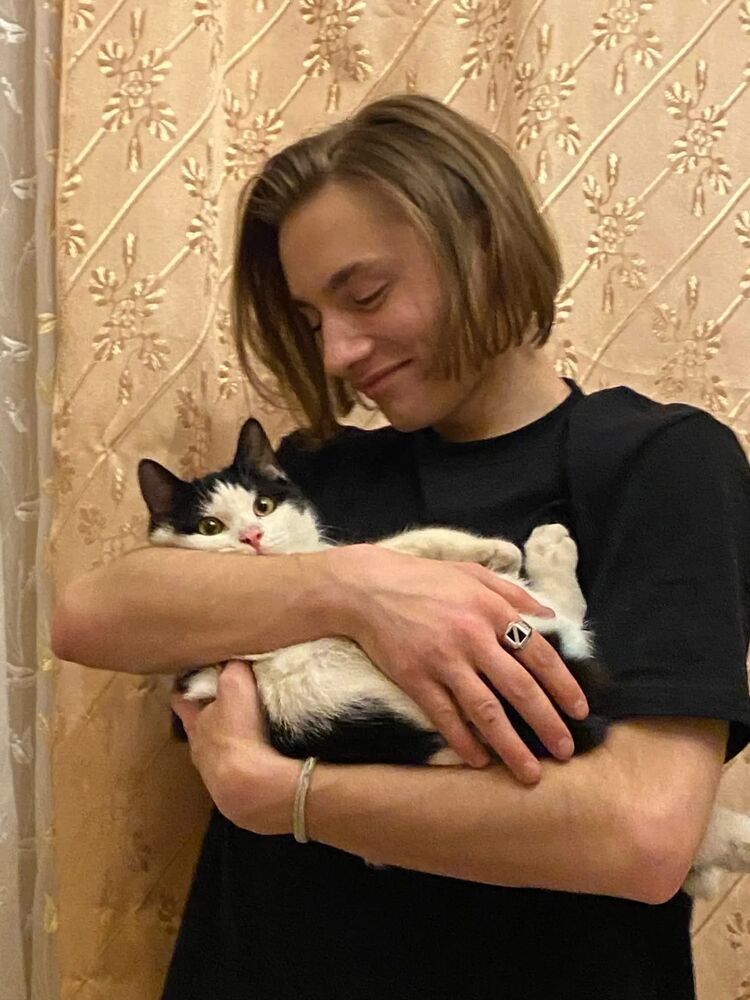  33144274  Mikhail, 21 ,    --