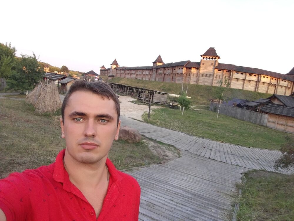  13320264  Viktor, 32 ,    