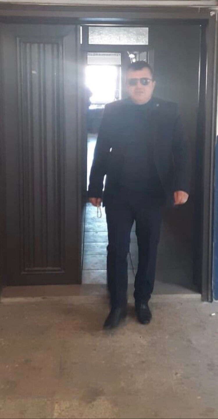  24550824  Oktay, 44 ,    