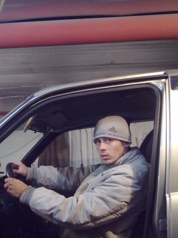  32759164  Viktor, 23 ,    