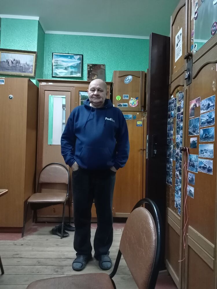  43379404  Oleg, 61 ,    
