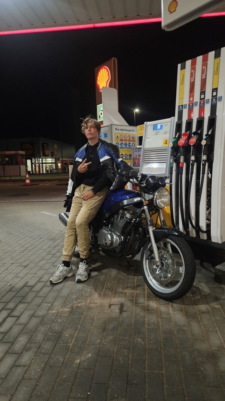  ,   Ihor, 19 ,   ,   , c 