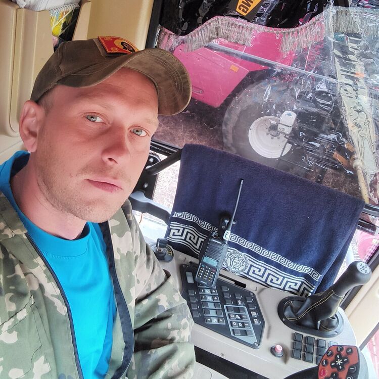  43230544  Viktor, 32 ,    