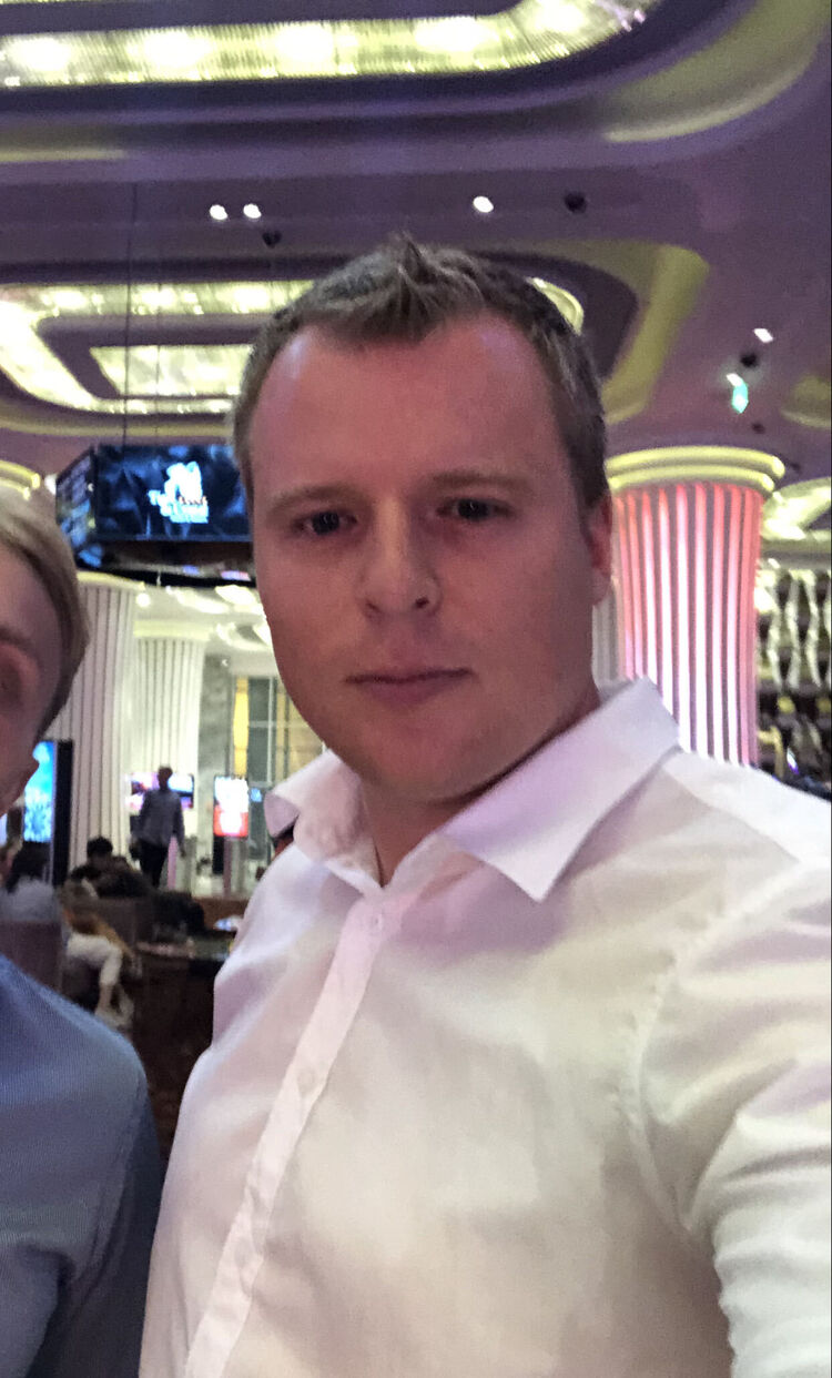  27272264  Aleksander, 37 ,    