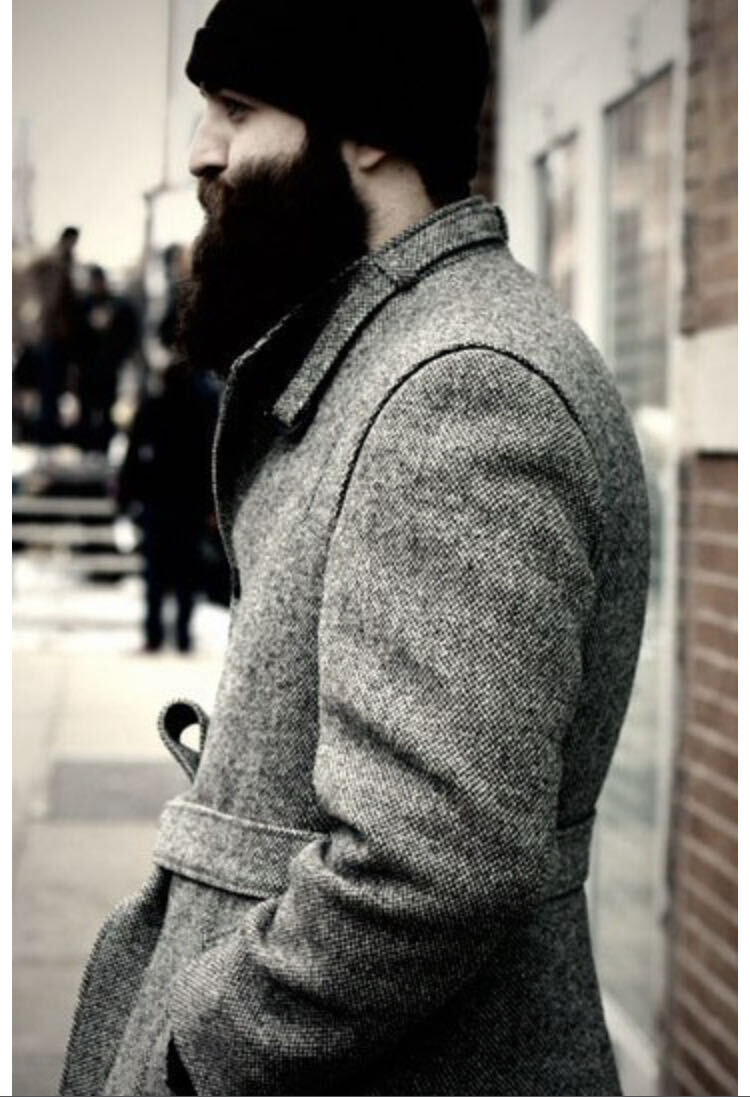Фото парня в капюшоне с бородой
