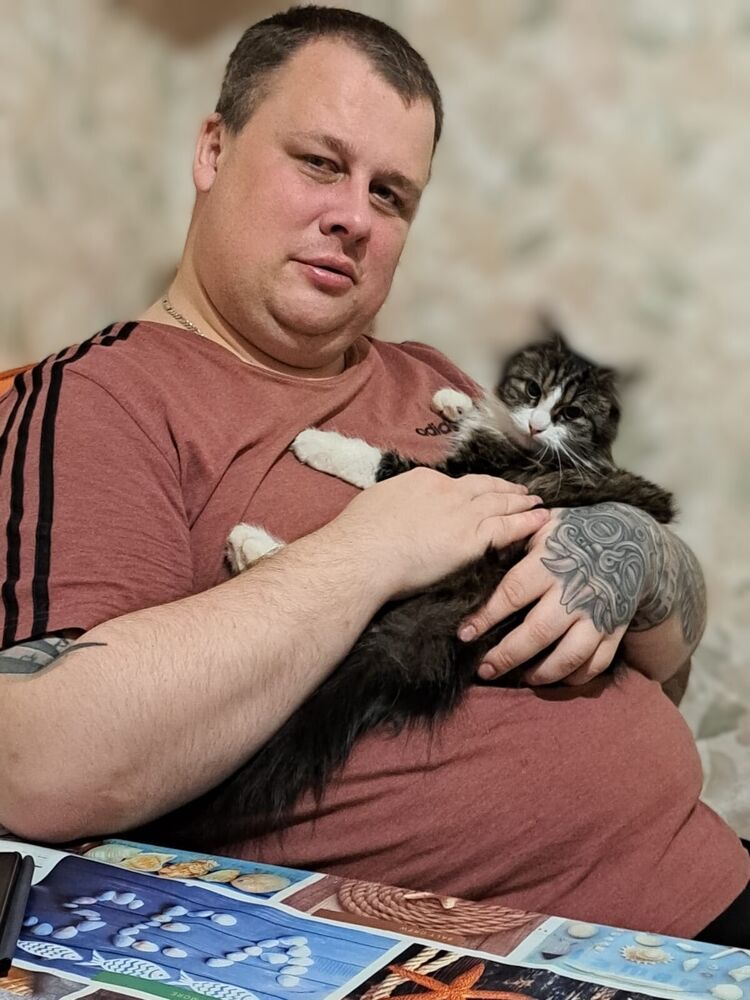  45793404  Nikolais, 42 ,    