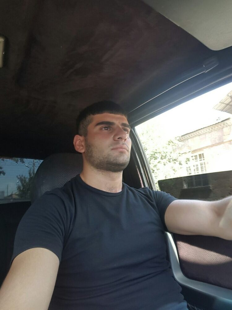  8736574  Artur, 33 ,    