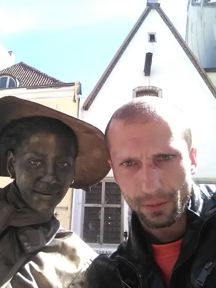  ,   Eduard, 44 ,  