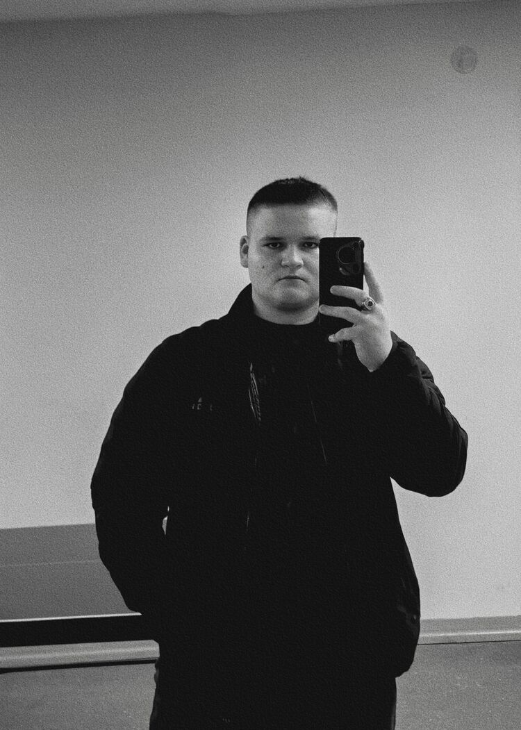 53977794  Vladimir, 18 ,    