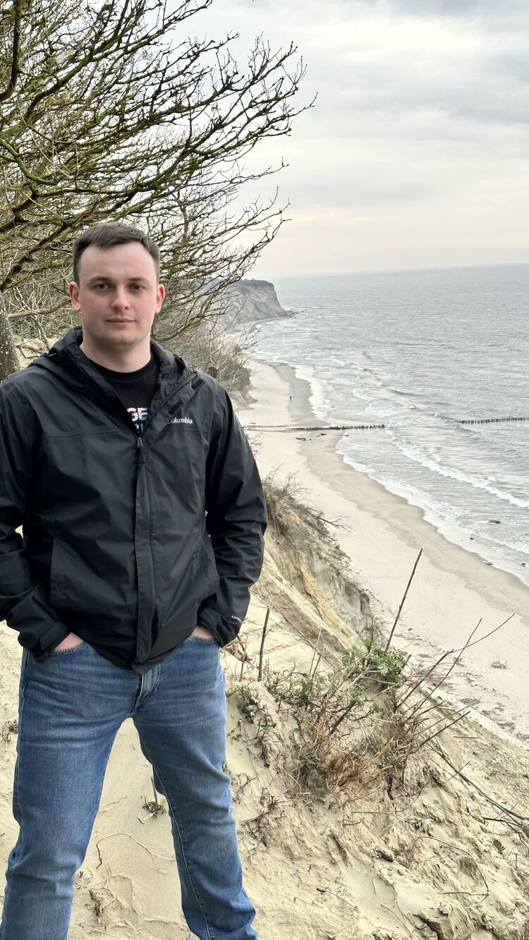  43484234  , 28 ,    -