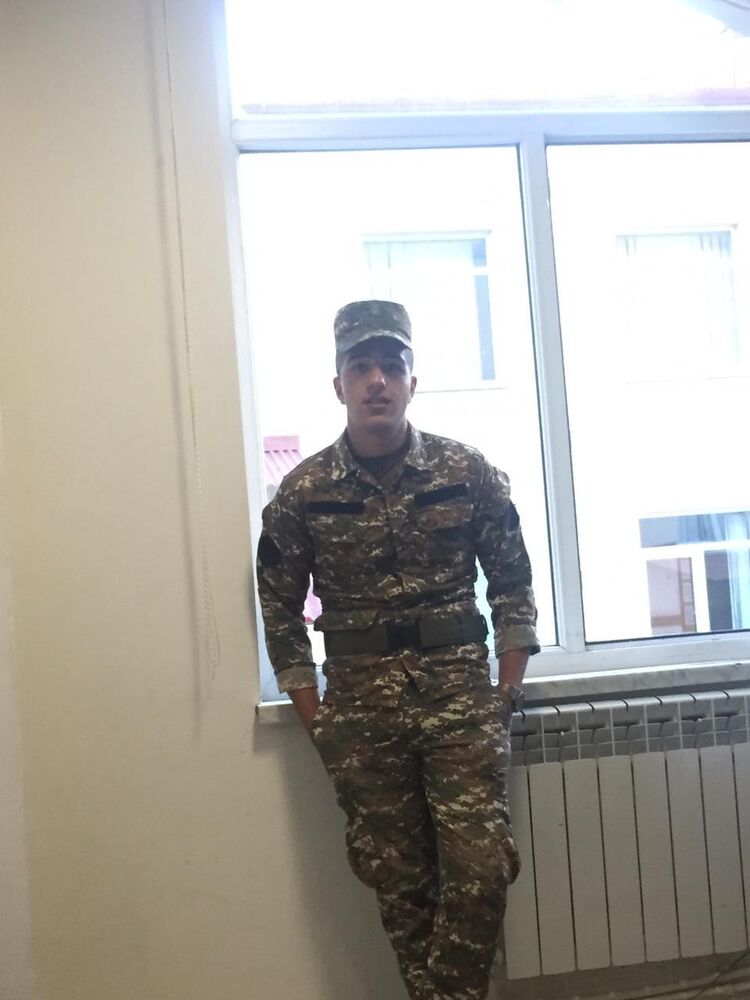  40030654  Hakob, 20 ,    