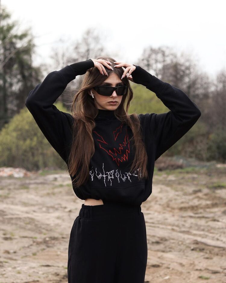  37697244  Veronika, 30 ,    