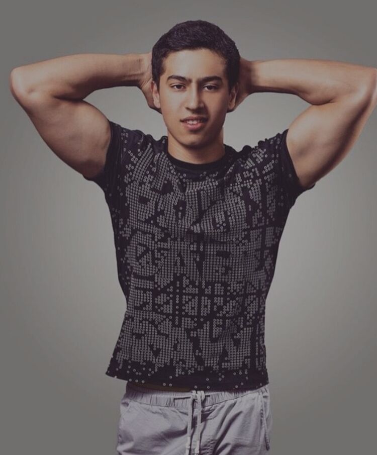  24040674  Alek, 31 ,    