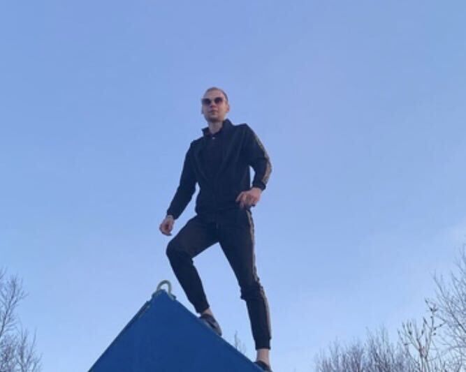  30111834  Viktor, 26 ,    