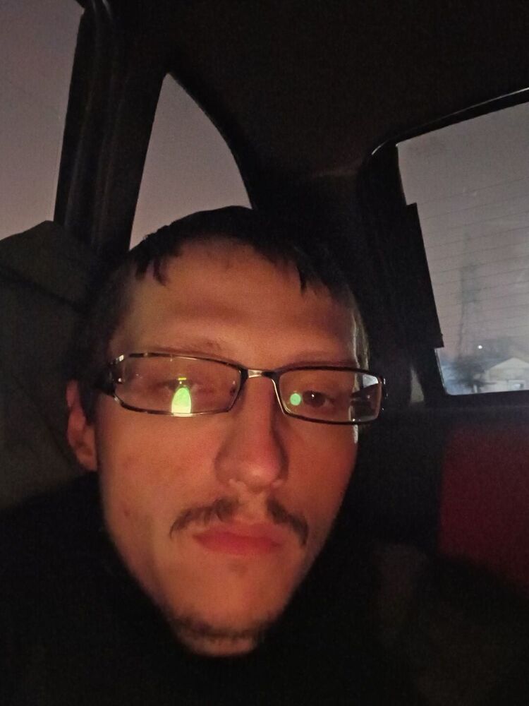  48015844  Viktor, 31 ,    