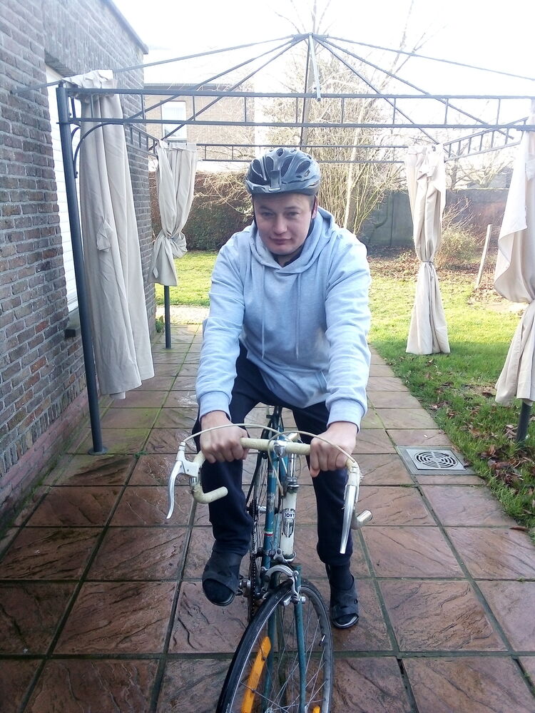  35042734  Sergei, 39 ,    