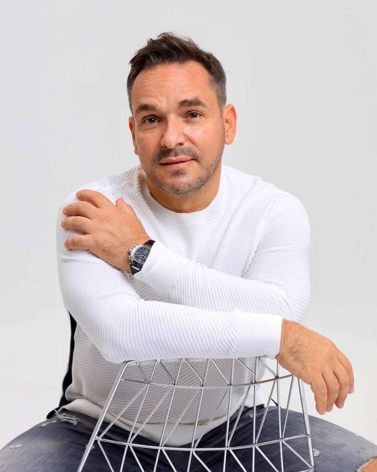  54271944  Chris, 47 ,    