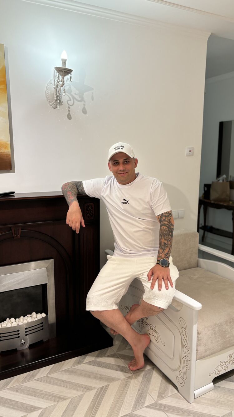  42812494  Aleksandar, 34 ,    