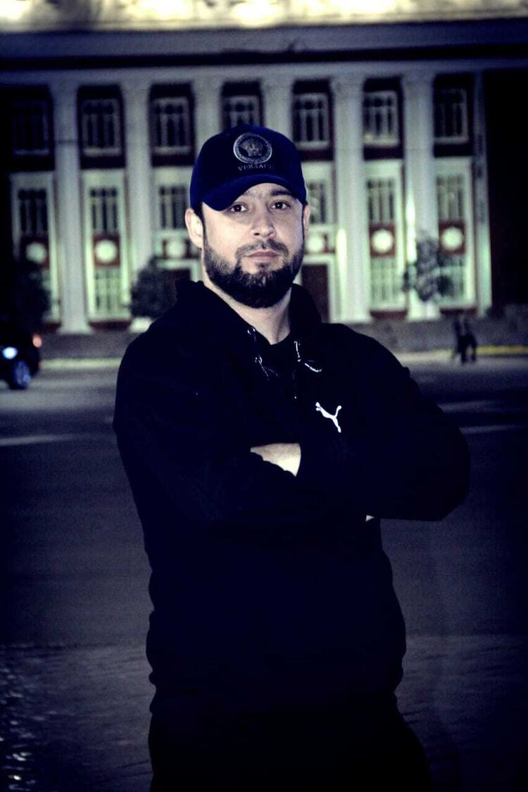  28918124  Adam, 26 ,    