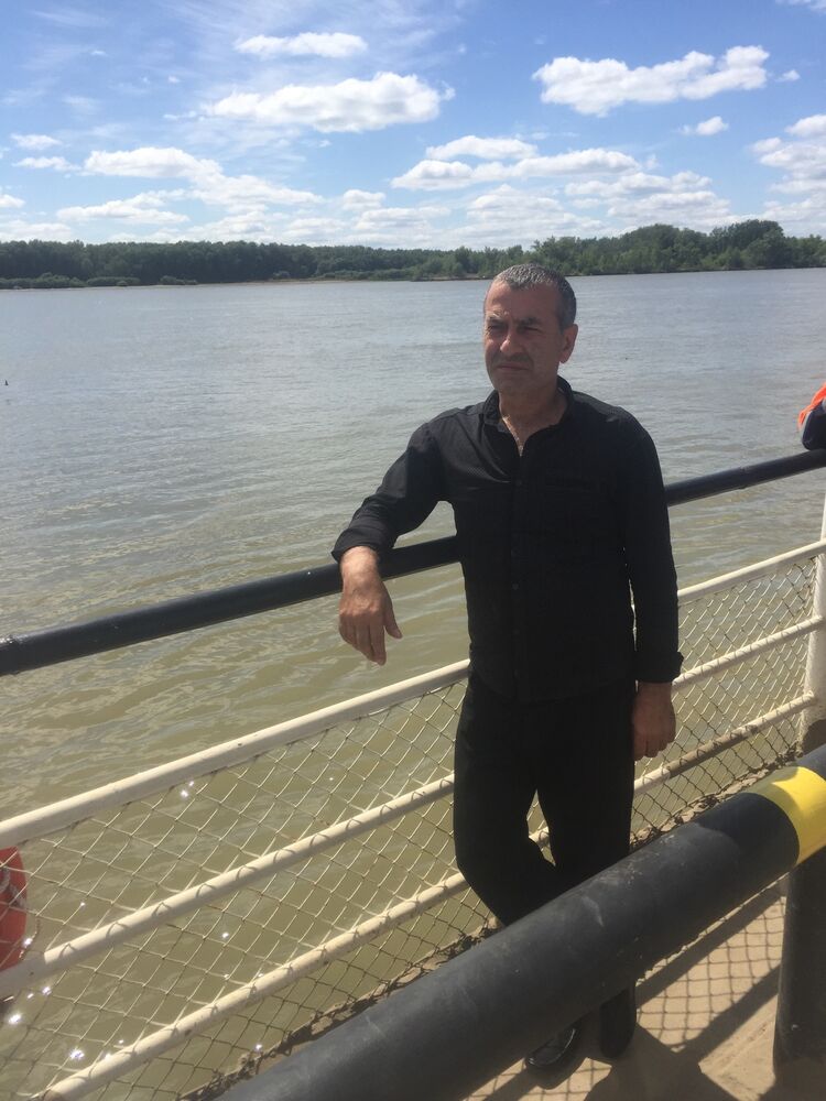  40335264  Artem, 49 ,    