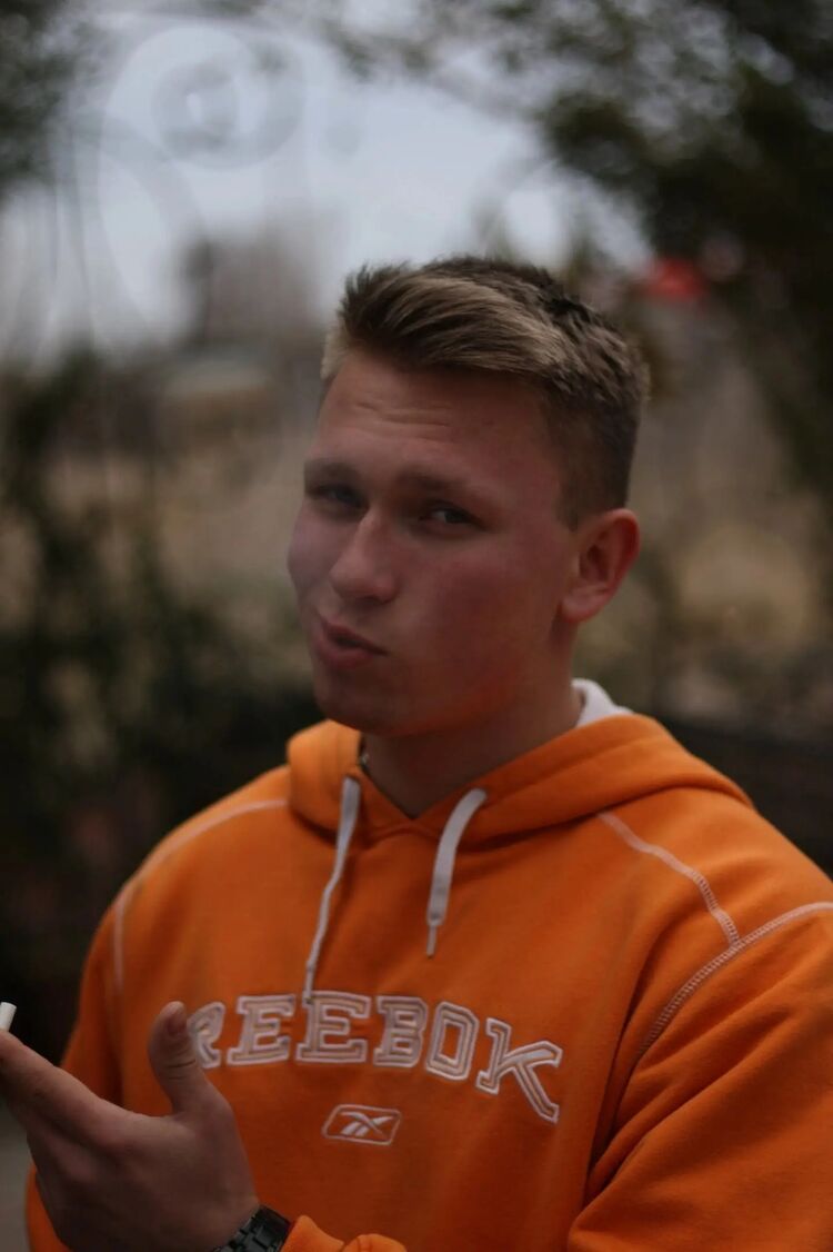  44664374  , 23 ,    -