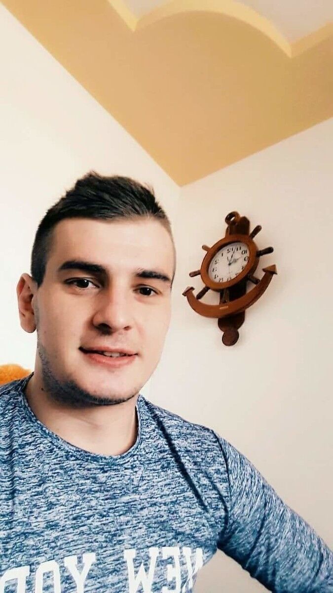  16727304  Claudiu, 40 ,    