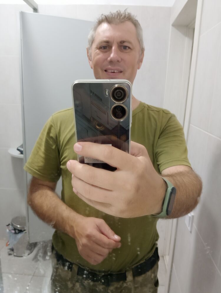  46323824  Volody, 44 ,    