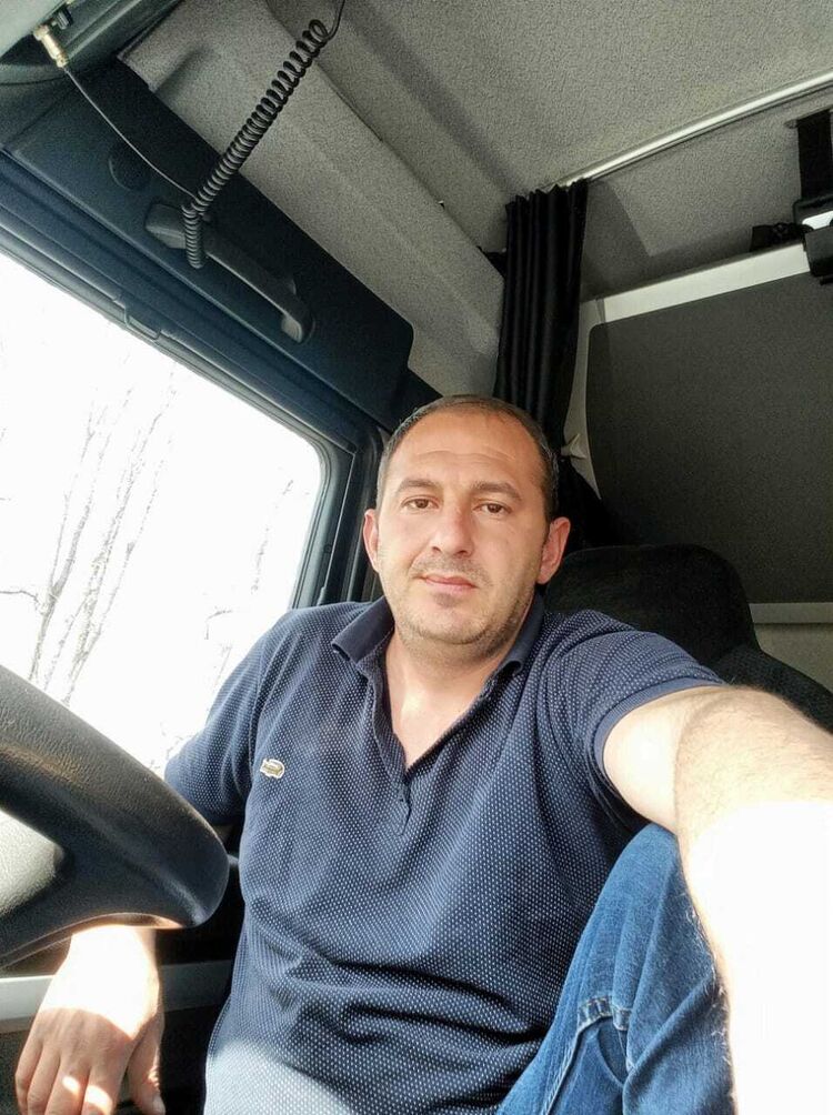  38728524  Arman, 40 ,    