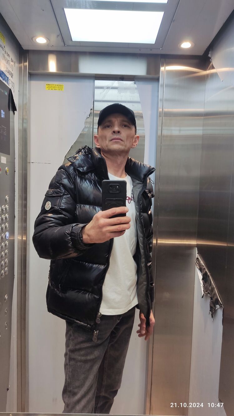  48265244  Artur, 44 ,    