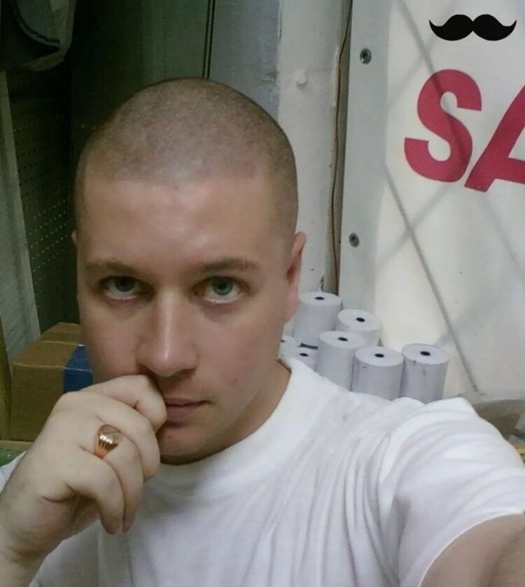  42808514  Artem Meyer, 40 ,    