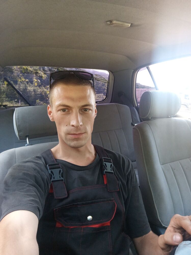  36311524  Denis, 27 ,    
