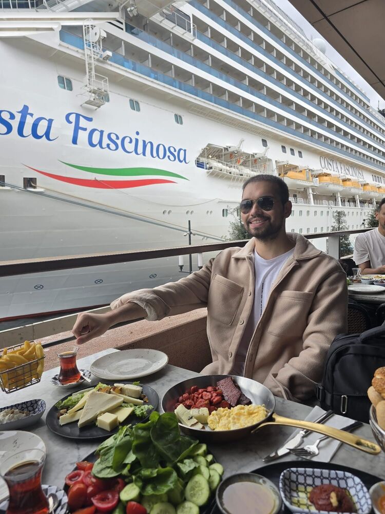  52218234  Burak, 26 ,    