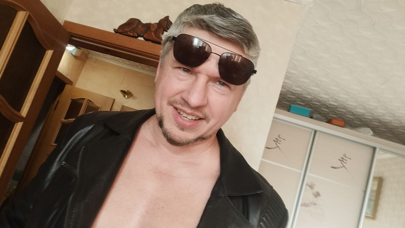  53299854  Patrik, 43 ,    