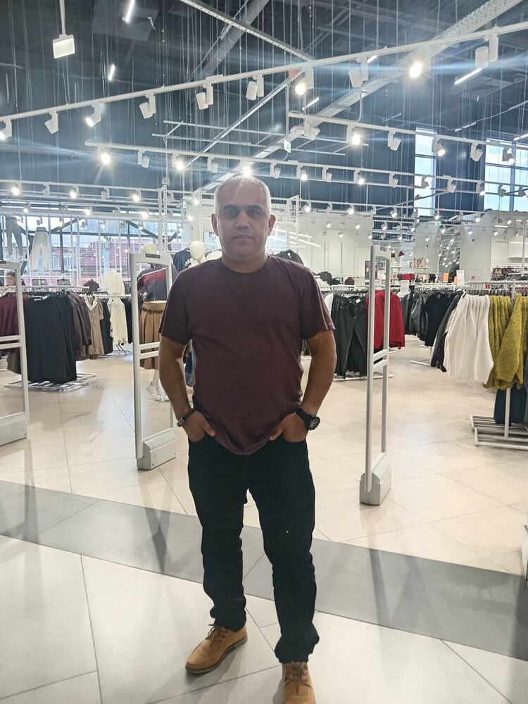  53471724  Vartan, 48 ,    