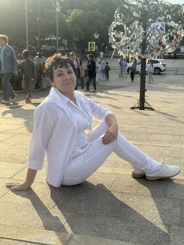  54704854  Elena, 57 ,    