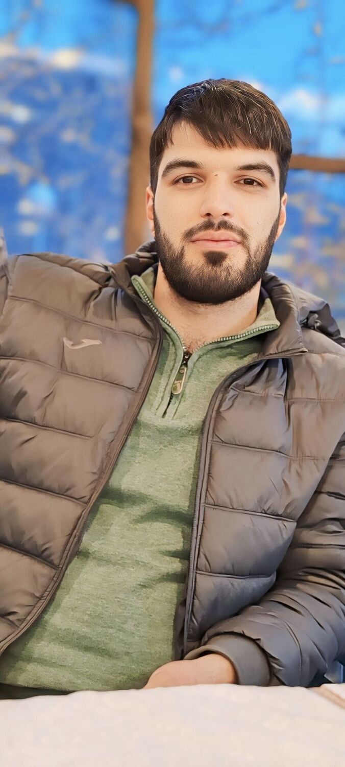  46062524  Omar, 32 ,    