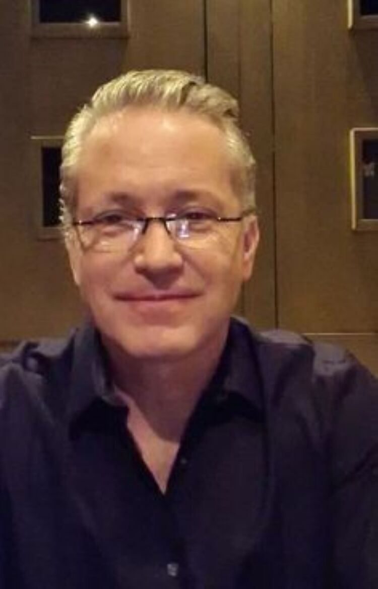  43123234  Luca, 61 ,    