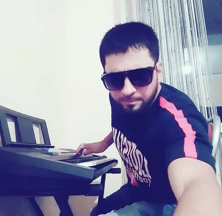  54232894  GRAY HAIRED, 32 ,    