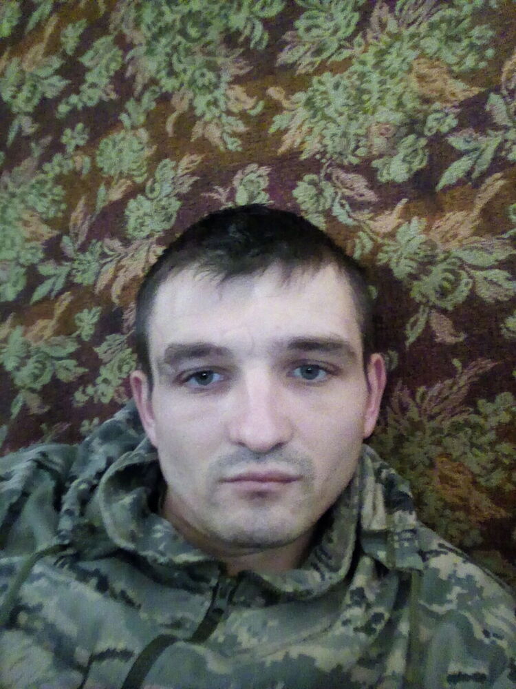  21422004  Viktor, 32 ,    