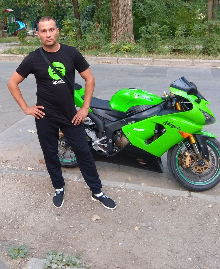  11057594  Sergei, 30 ,    